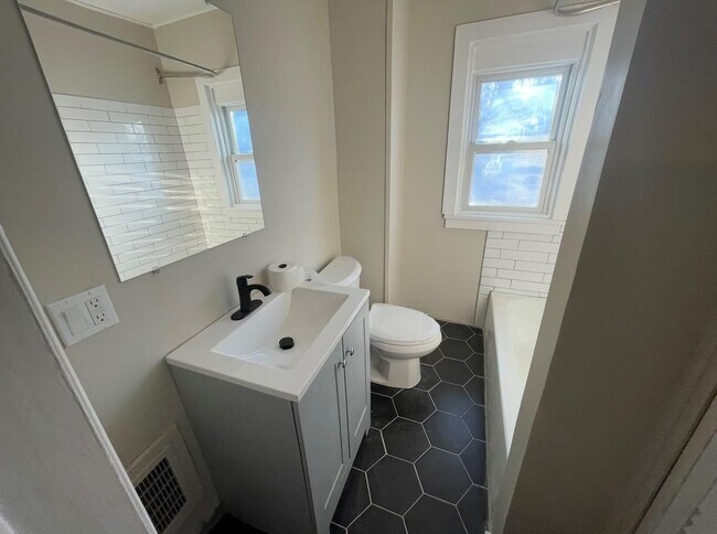 Building Photo - 118 Linderman Ave