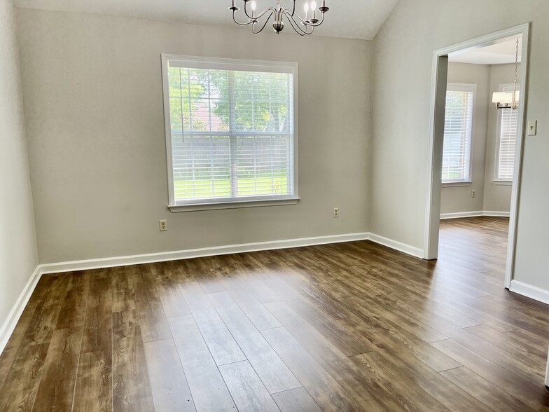 Building Photo - 1492 Howling Dr