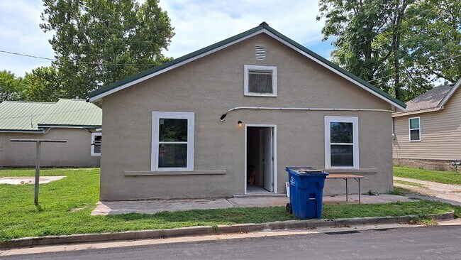 Primary Photo - 1304 Iowa Ave
