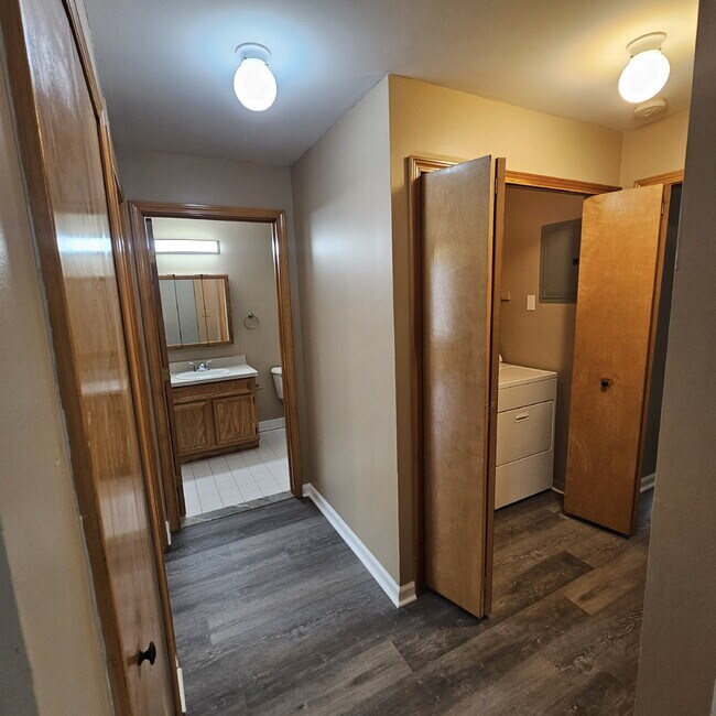 Building Photo - 2 Bedroom Lower Condo w/ Private Entrance....