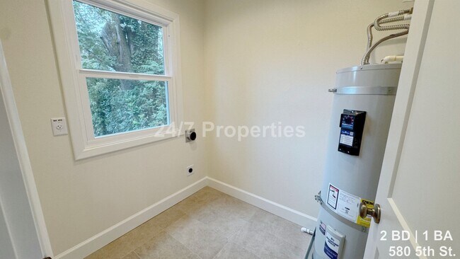 Building Photo - Remodeled 2 BD | 1BA Duplex - First Edition Lake Oswego