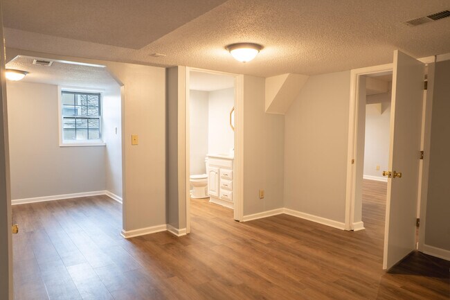 Building Photo - 400 Midland Dr