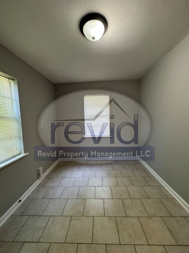 Building Photo - 2 Bedroom 1 Bath House!!