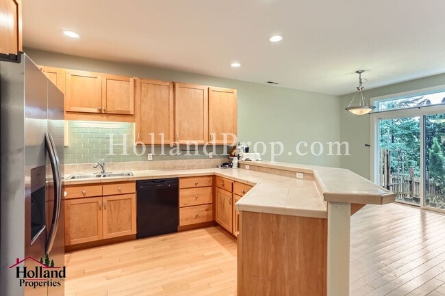 Building Photo - Bright & Spacious 3-Bedroom Townhome in a Prime Location!
