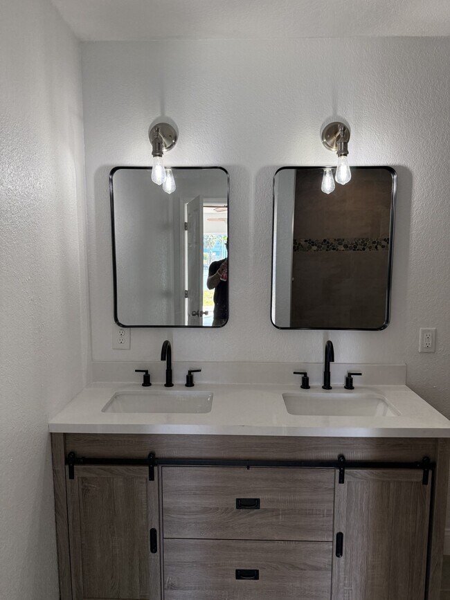 Building Photo - 404 Normandy Rd