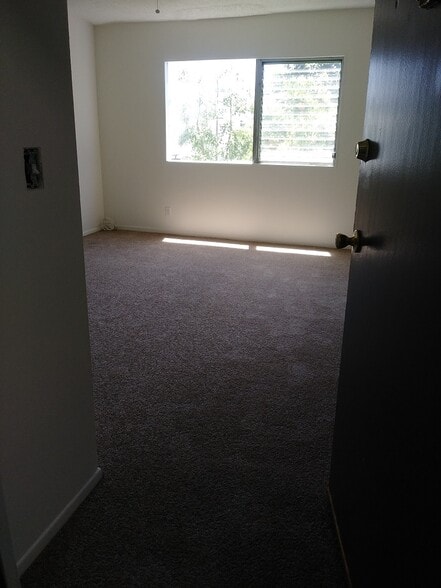 Living area/plank floor - 11290 Ohio Ave