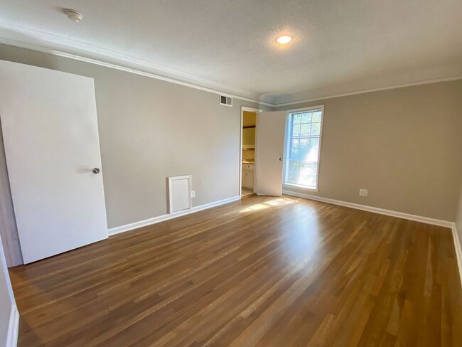 Building Photo - 3 bedroom 2 bathroom near Sycamore View an...