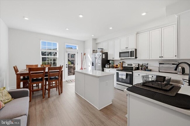 Building Photo - 2027 Track Cir