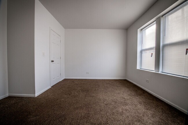 Building Photo - 1101 N LeClaire Ave