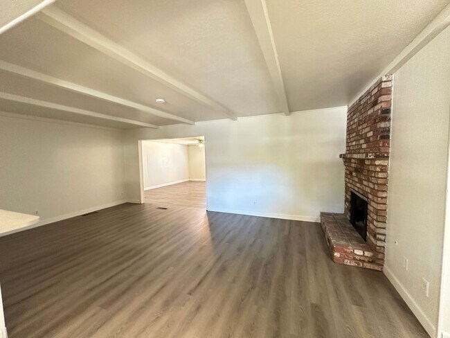 Building Photo - 1321 Palomar Way