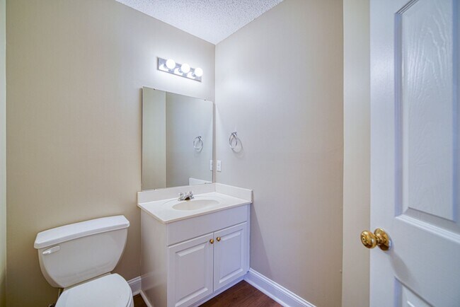 Building Photo - Charming 2 BR, 2.5 BA, 2-Story Townhome fo...