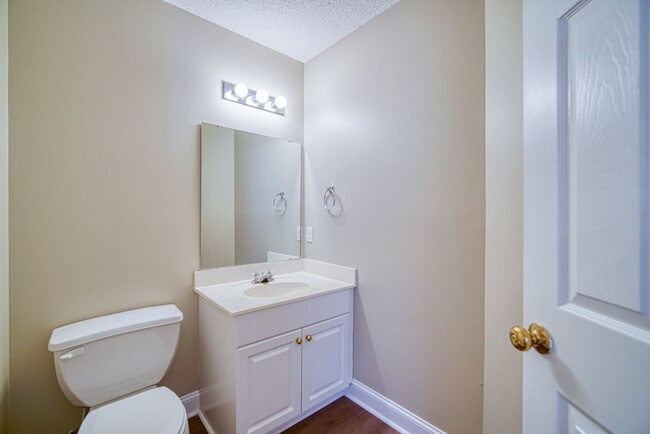Building Photo - Freshly Renovated 2 BR, 2.5 BA Townhome Ce...