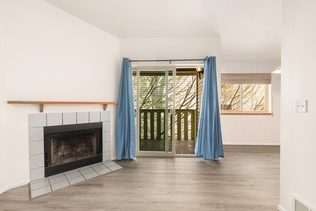 Building Photo - Charming 1 Bedroom Condo in Kenmore with P...