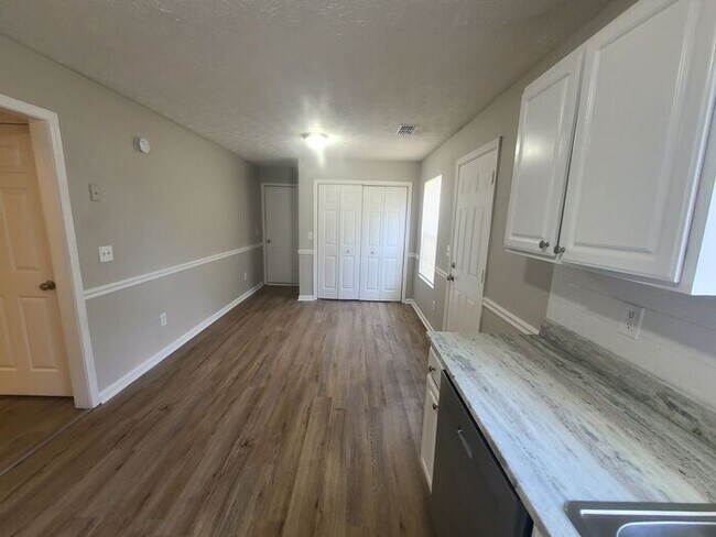 Building Photo - Gorgeous 3BR 2.5BA Home w/ Renovated Kitchen • Fenced Backyard• Garage Parking in Jonesboro