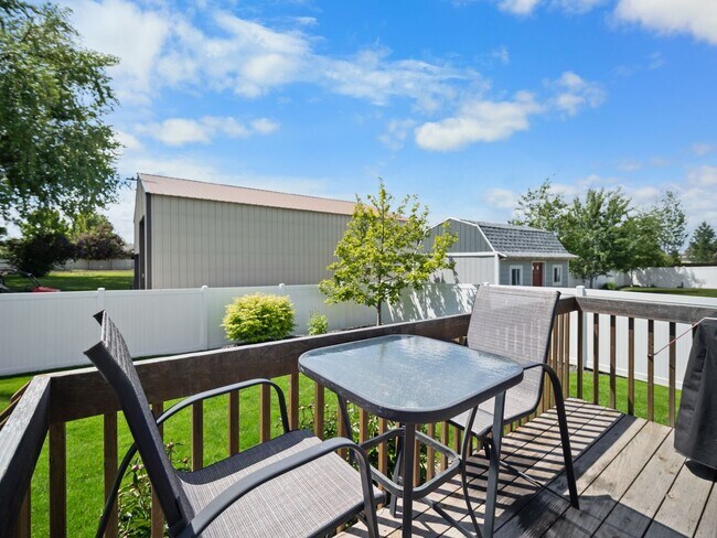 Building Photo - Beautiful home 5MILE/Big Yard & Garage (Furnished)