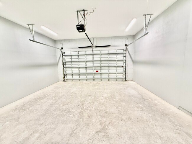 Building Photo - 660 NE Moss Rose Pl