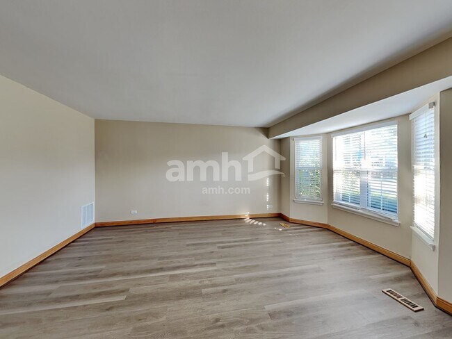 Building Photo - 1440 Summerhill Dr