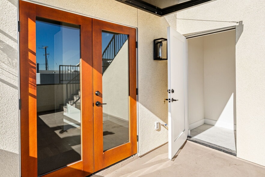 Building Photo - 2430 E 7th St