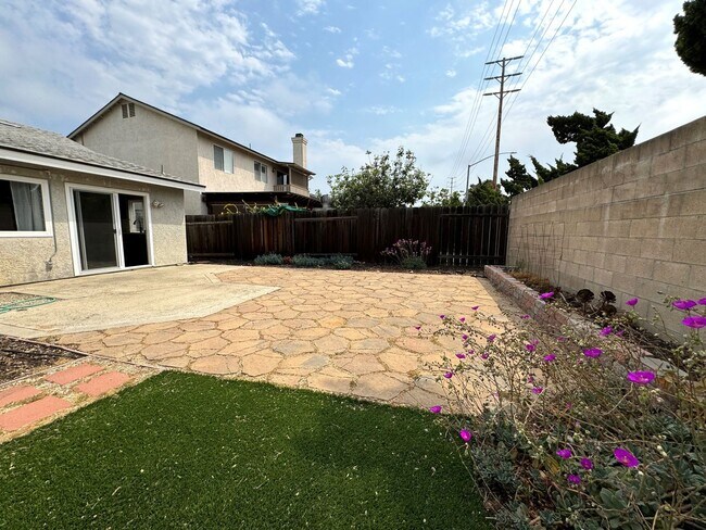 Building Photo - Quaint Home in Quiet East Ventura Neighborhood
