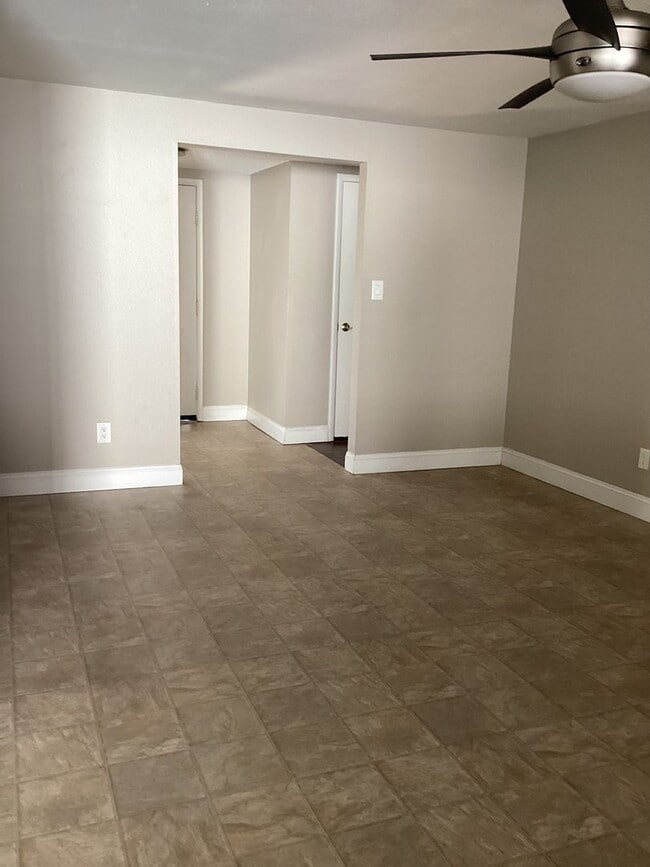 Building Photo - NEW ON THE MARKET - SPPACIOUS 3 BEDROOM, 2...