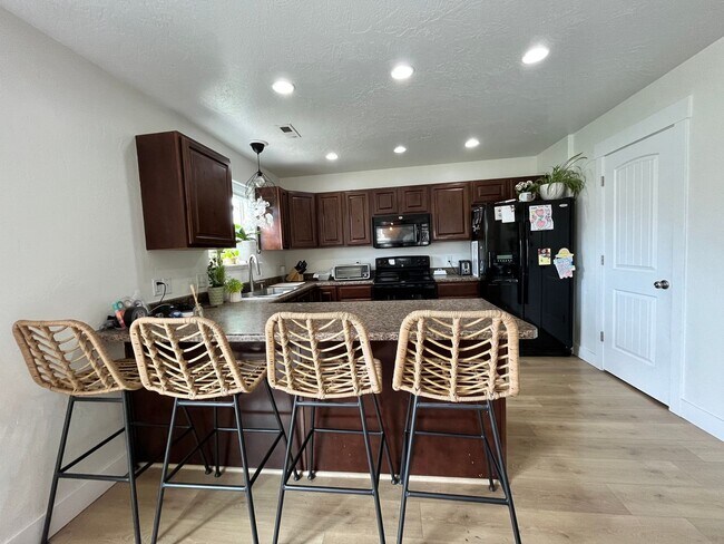 Building Photo - 2049 S Meadow Marsh Dr