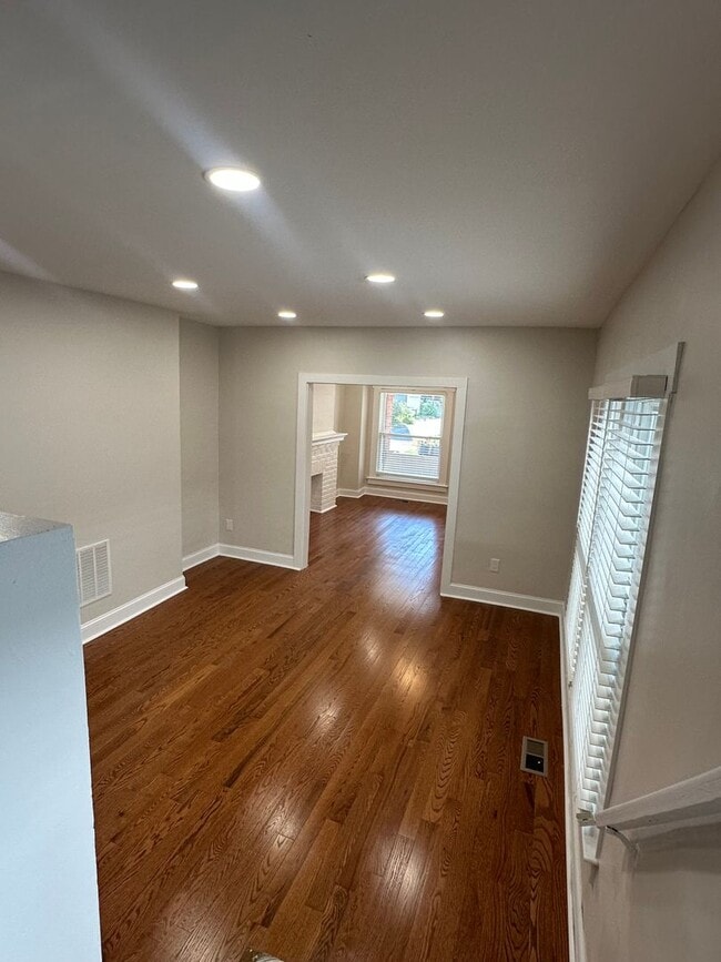 Building Photo - A beautiful, spacious, fully undated 2 bed...