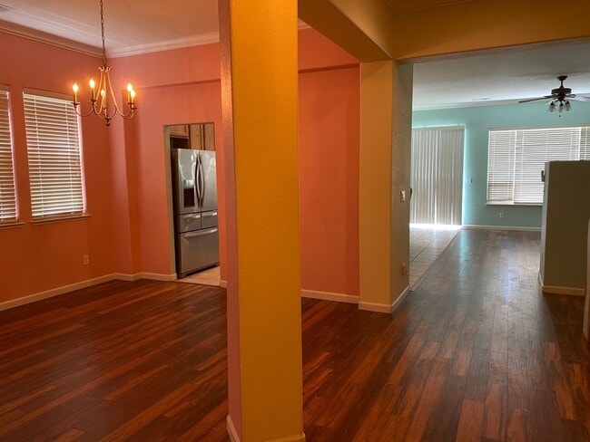Building Photo - Huge 4 Bed 2 Bath + Den Golf Course Hom...