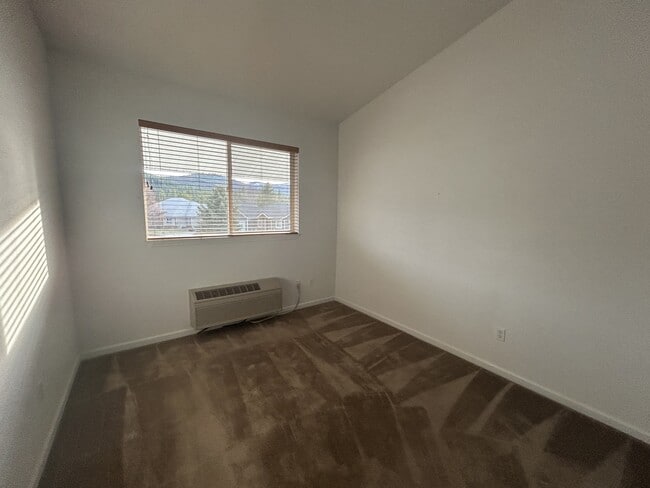 Building Photo - 15 Fairway Dr