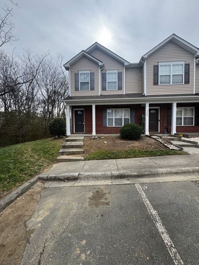 Building Photo - 3 bedroom townhome available for immediate move in!