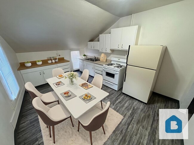 Building Photo - Experience the charm of Manitou Springs living in this spacious 2-bedroom, 2-bath apartment locat...