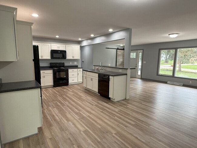 Building Photo - Private 3 bedroom home