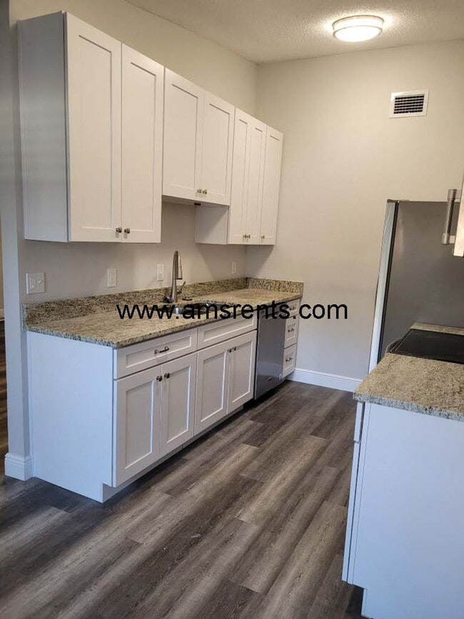 Building Photo - Spacious 3 bedroom Villa