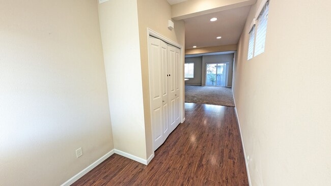 Building Photo - 4 bedroom 2.5 bathroom home