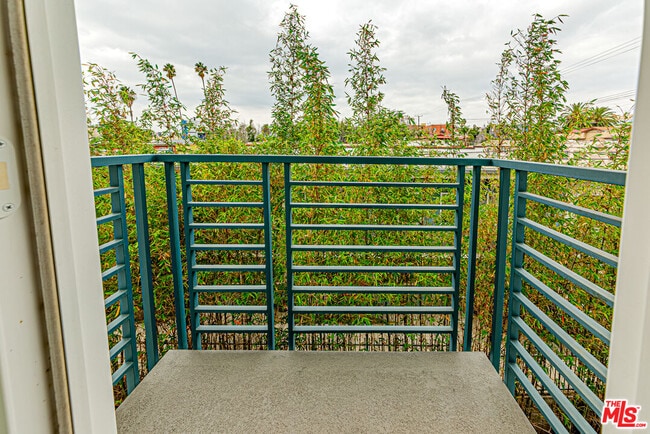 Building Photo - 903 S New Hampshire Ave