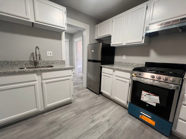Building Photo - 376 Riverway
