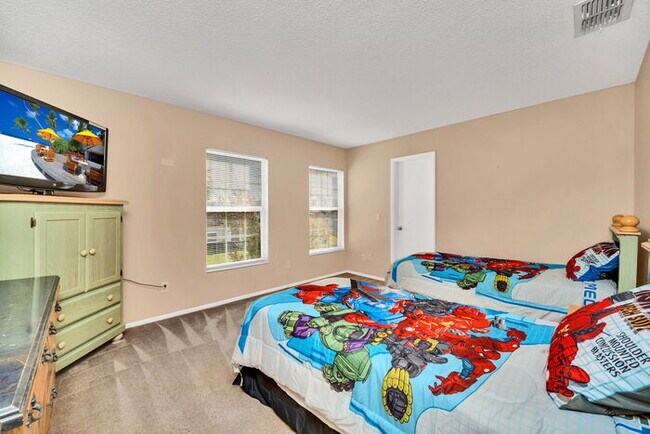 Building Photo - Partially Furnished 6 bedroom/5 Bath home