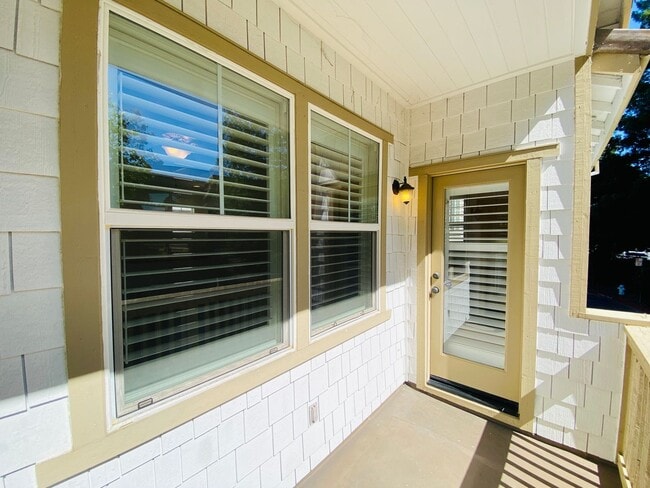 Building Photo - Gorgeous Townhouse with Attached Single-Ca...
