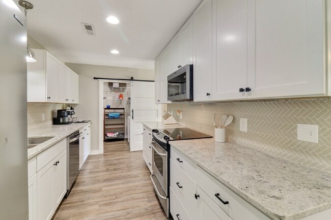 Building Photo - Charming 3-Bedroom Home with Granite Count...