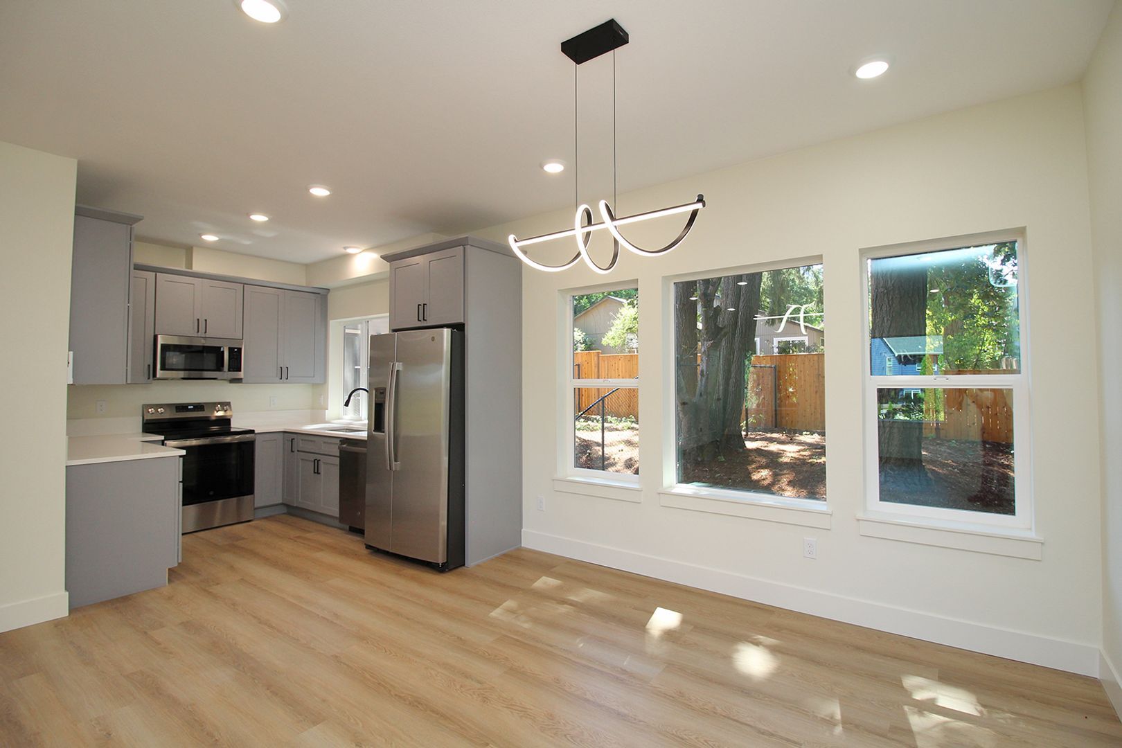 Building Photo - 4660-4660 SW Fairvale Ct