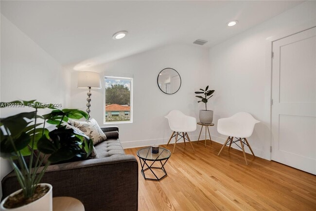 Building Photo - 320 NE 88th St