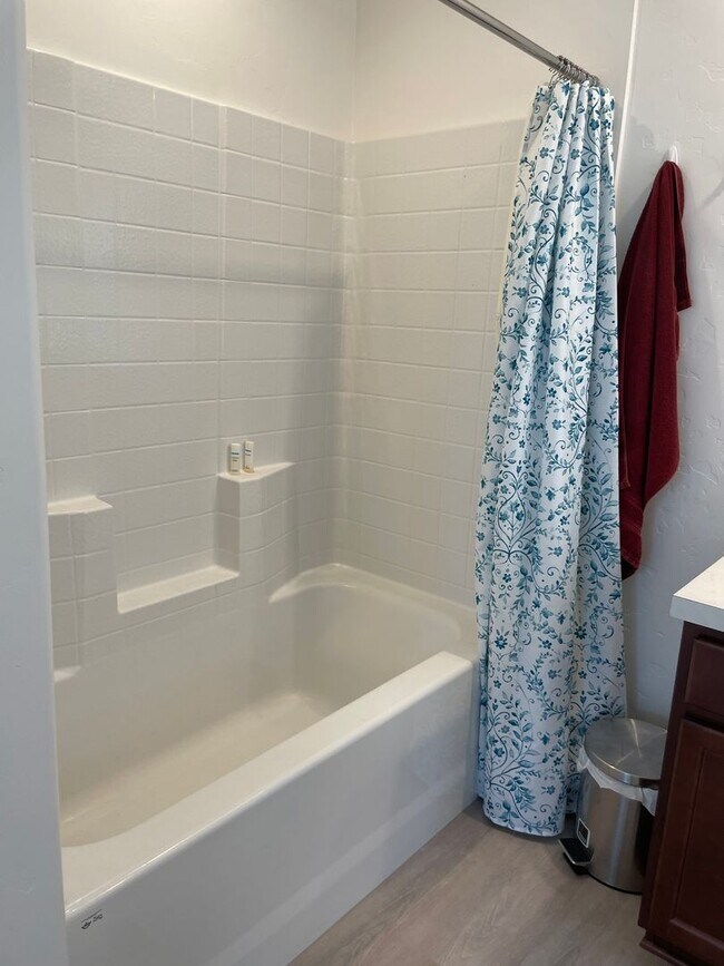 Building Photo - Available Now- Beautiful Nampa Townhome