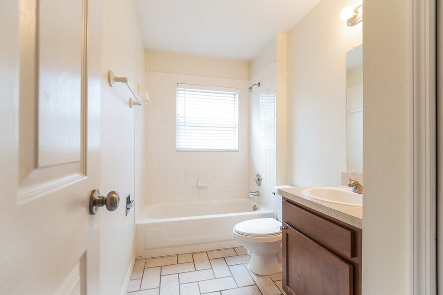 Building Photo - 8000 Stirrupwood Ct