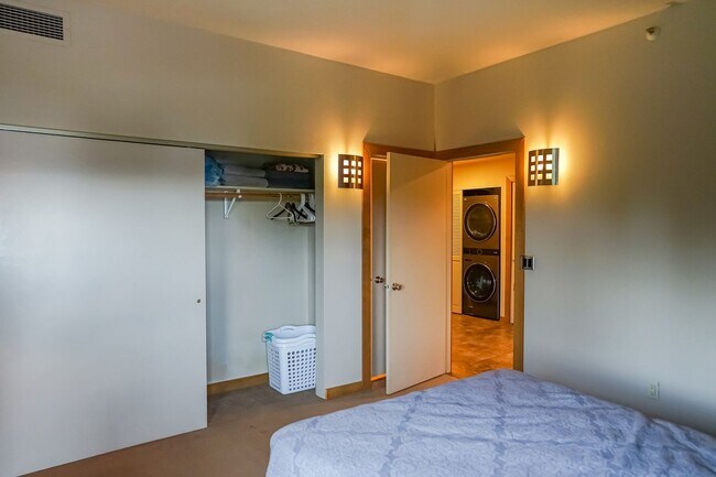 Building Photo - Furnished condo with a view of the lake an...