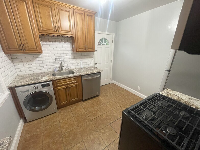 Kitchen View 3 - 4844 Daisy St