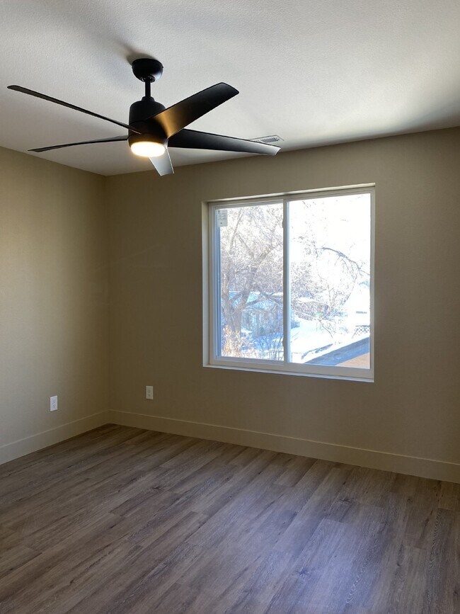 Building Photo - 2 Bedroom Duplex in Manitou - Prospect