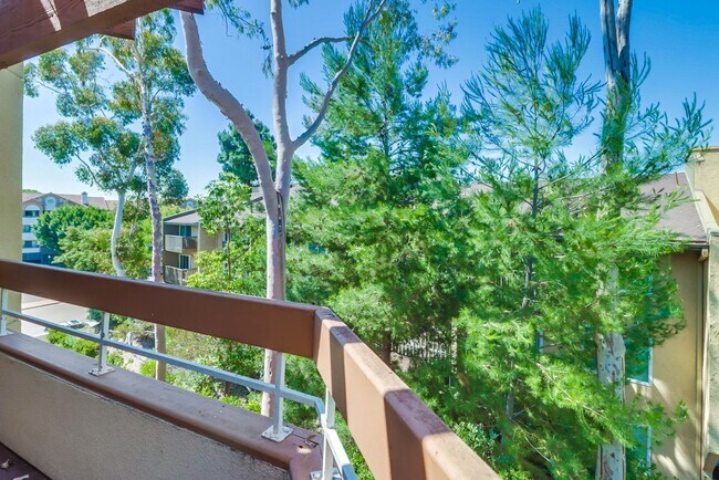 Building Photo - 6960 Golfcrest Dr