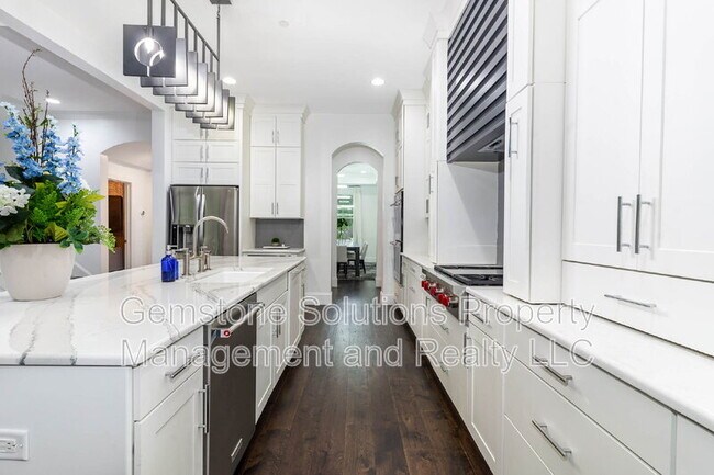 Building Photo - 6343 Wildwood Dr