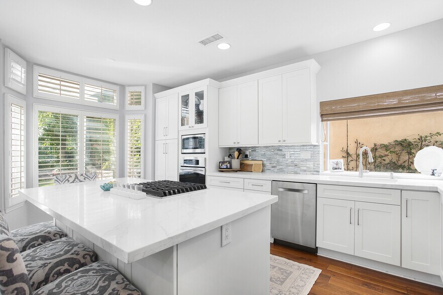 kitchen opens to yard for entertaining - 35 Inverary