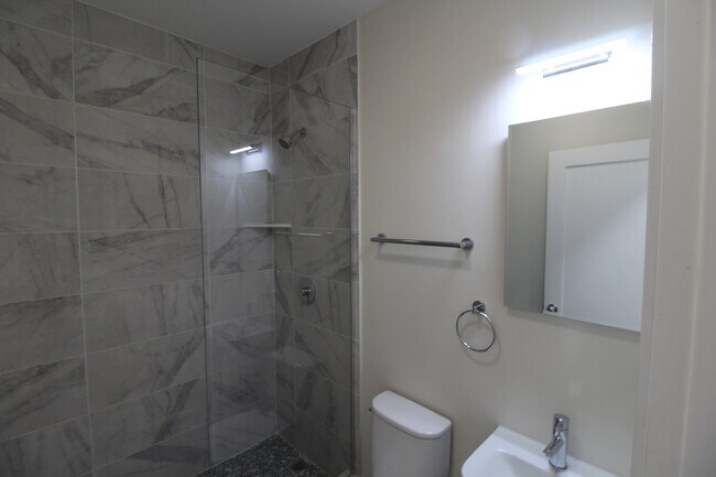Building Photo - 6307 N Mozart St