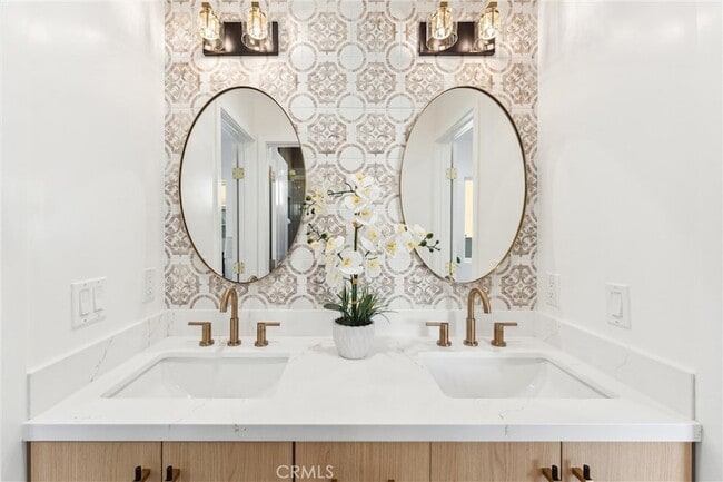 Building Photo - 3945 S Norton Ave